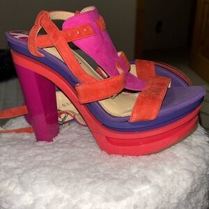 Beautiful, vibrant, platform Gianni Bini platform sandals.